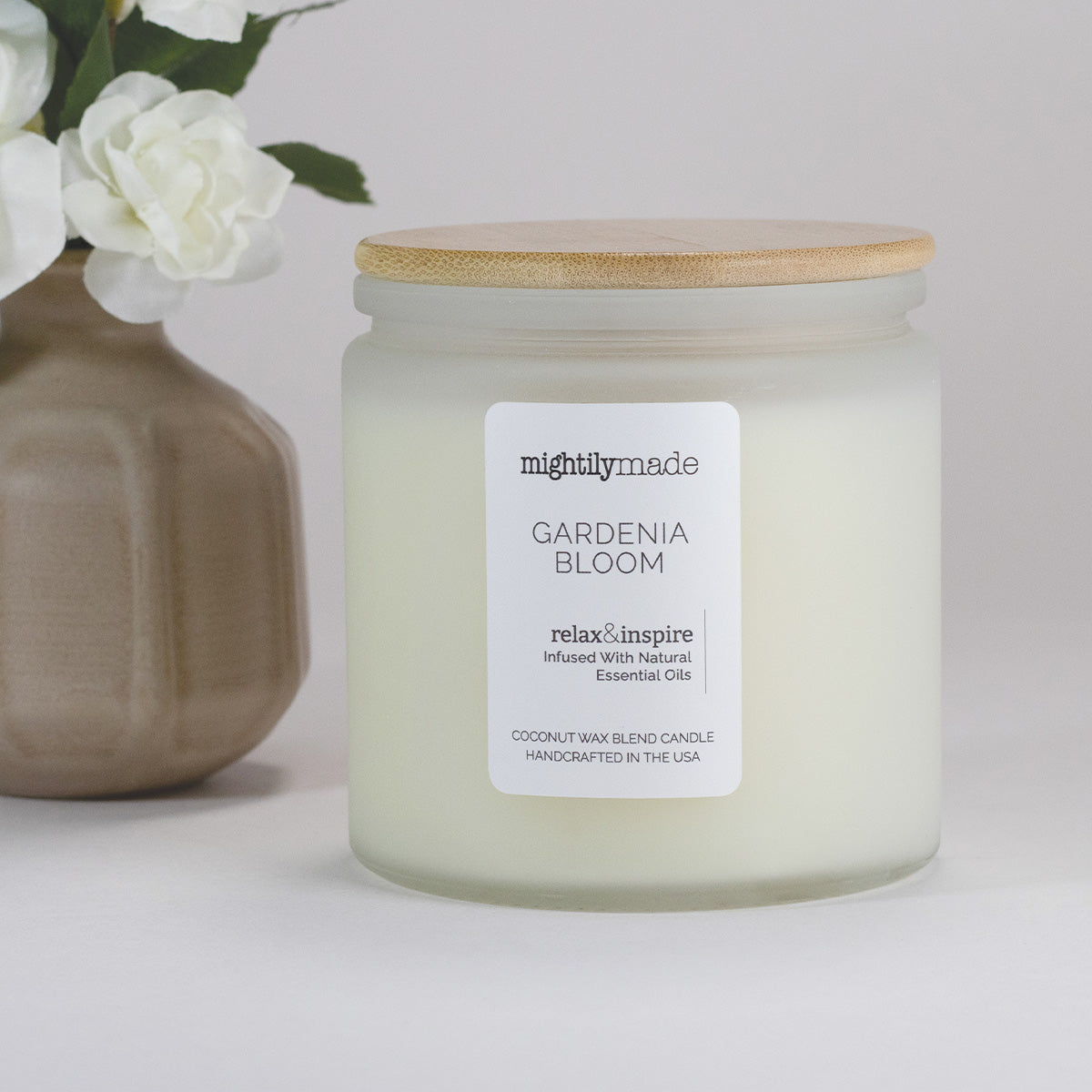 Gardenia Bloom Scented Candle With Decor